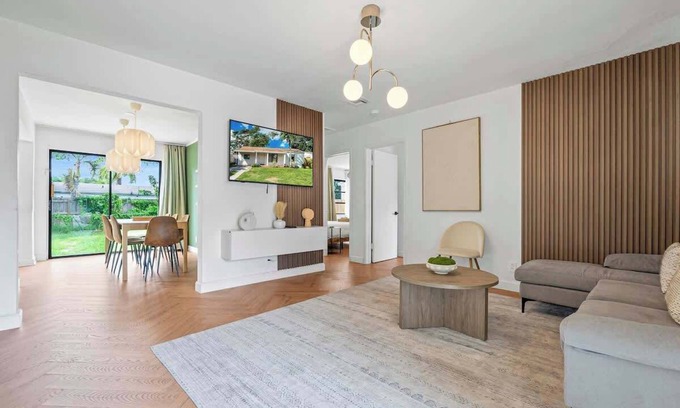 North Andrews Gardens House | Modern Oasis, King Bed Pet Friendly 10m to Beach