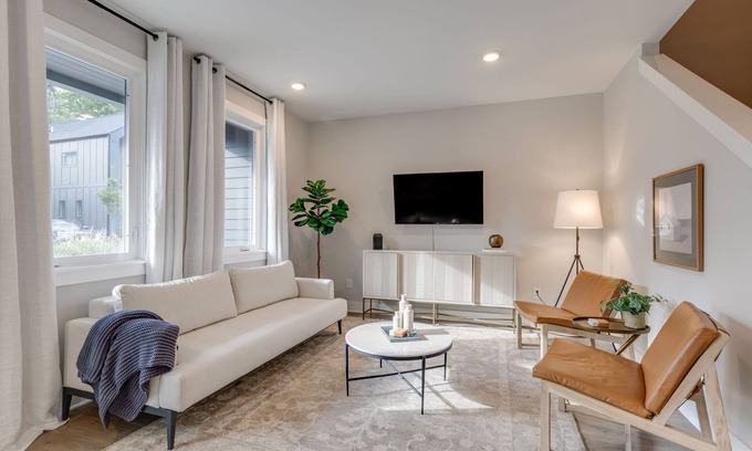 Talbot's Corner House | Modern+Organic Home 3 miles from Downtown & Broadway - Private Balcony & Patio