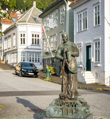 Sandviken Apartment | Modern Penthouse in Sandviken