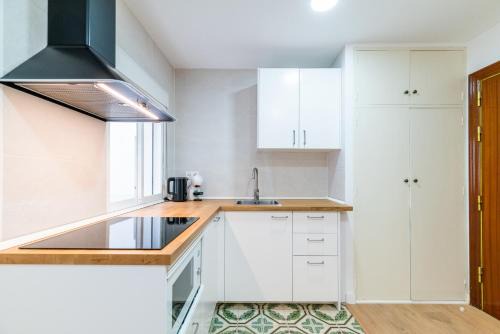Plaza de Toros-Doctores-San Lazaro Apartment | Modern Plaza de Toros Apartment with Free Parking