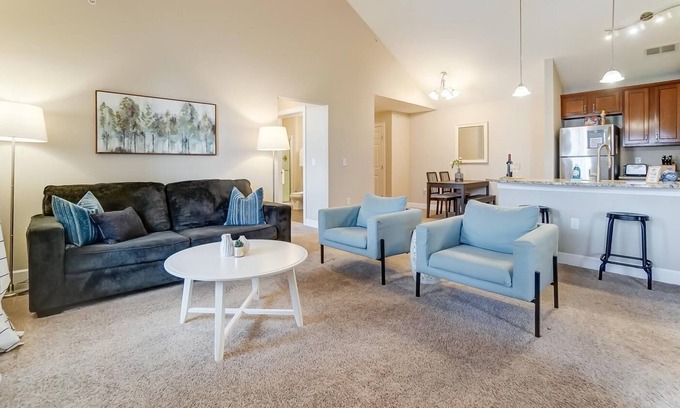 Westerville Apartment | Modern Polaris 2BR | Top Floor | Gym | W/D | WiFi