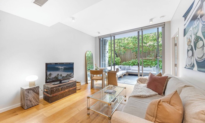 Bondi Apartment | Modern & Quiet 1BR Apartment with Private Garden in Bondi (Close to Beach)