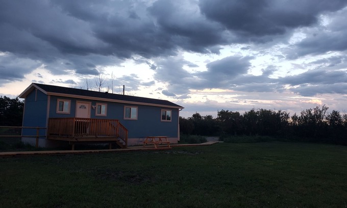Vulcan County Cabin | Modern Quiet Cabin with Mountain Views.