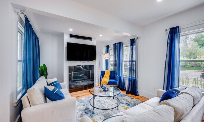 Milton House | Modern Red Door Haven +5mins to Boston public transportation, FREE Parking!