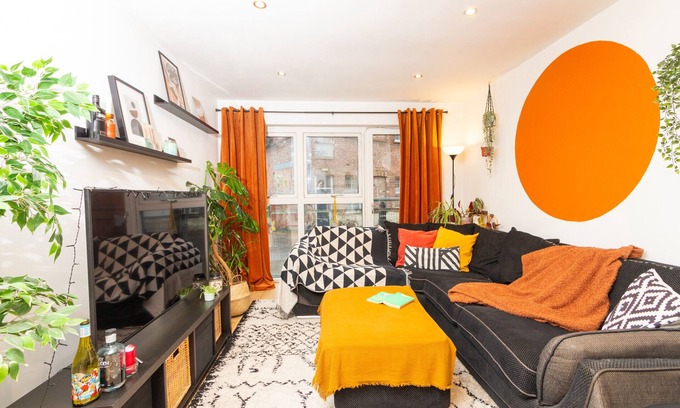 Neepsend Apartment | Modern Retreat: 2BD Apt with Lush Greenery in Sheffield