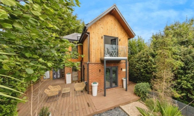 Horsmonden House | Modern Retreat in Kent Countryside