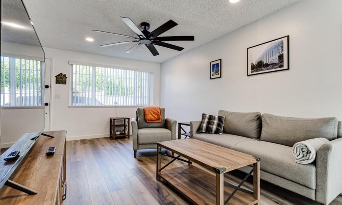 College Hill Apartment | Modern Retreat near UofO, Autzen Stadium, Amazon Park #2
