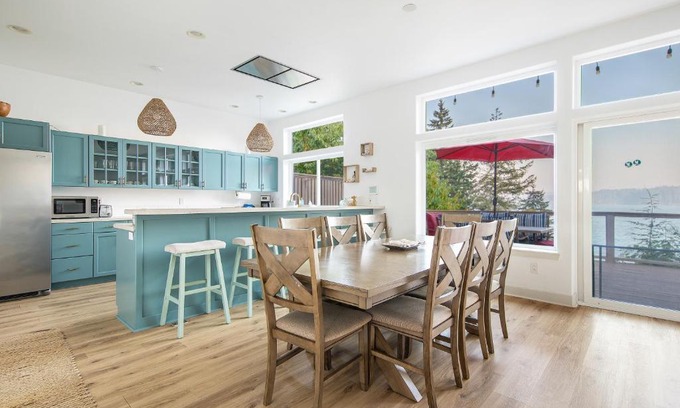 Hoodsport House | Modern retreat w/stunning views & hot tub