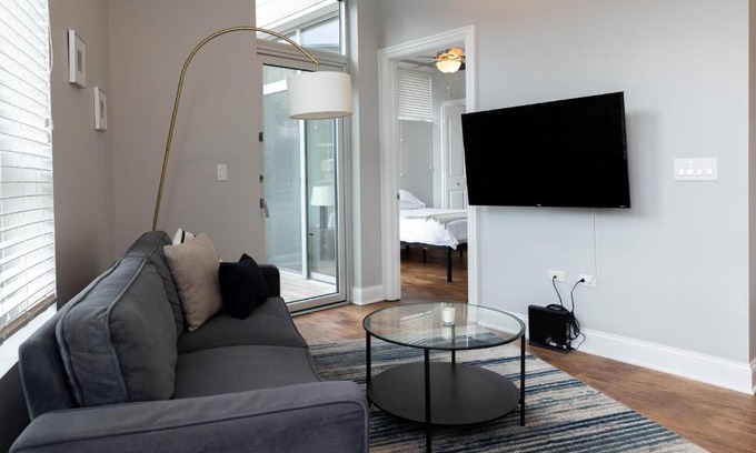 River West Apartment | Modern River West 2BR with W&D by Zencity