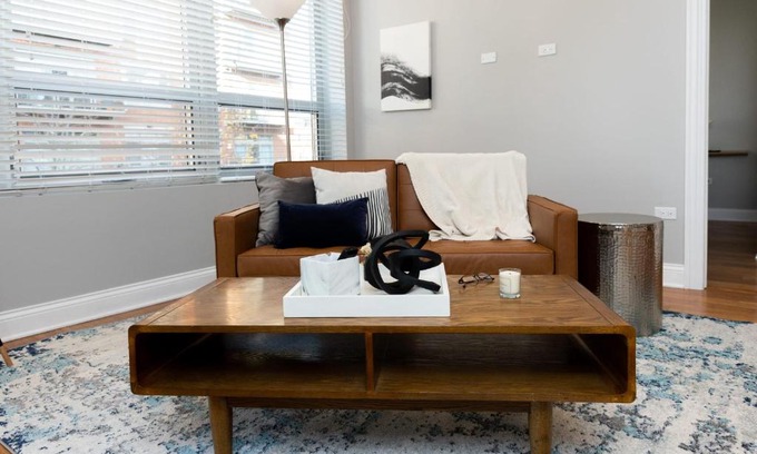 River West Apartment | Modern River West 2BR with W&D by Zencity