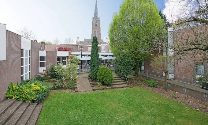 Vlijmen Hotel | Modern Room Near Golf Courses and Nature Trails in Vlijmen, Free Parking