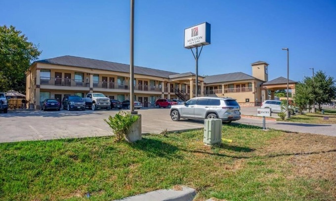 Moulton Hotel | Modern Room Near Tracie’s Bar With Pet Access And Free Breakfast