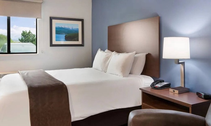Gleneagle Hotel | Modern Room with Kitchen and Pet-Friendly Features - Near Pikes Peak