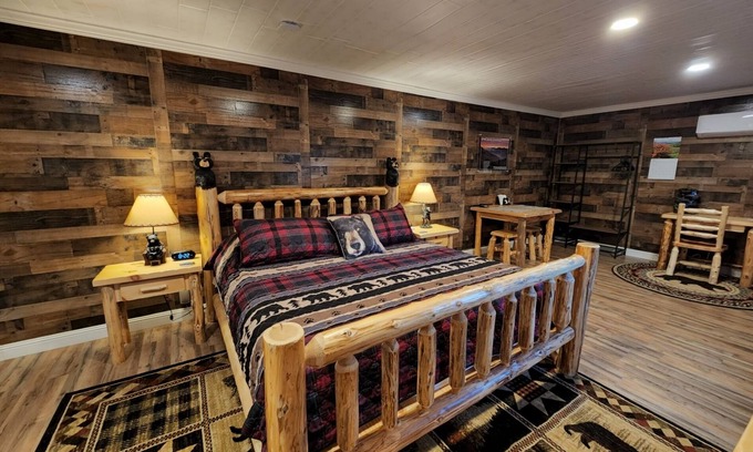 Rocky Grove Apartment | Modern Rustic Apartment Across from National Park!