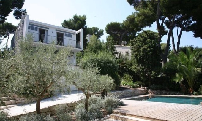 Cap-d'Antibes Villa | Modern simple villa in Heart of Cap d'Antibes