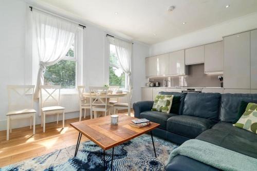 Mortlake Apartment | Modern Spacious 2 Bedroom Flat near Richmond Park