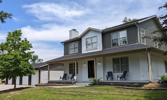 Nashport House | Modern & spacious 5-bedroom home w/jacuzzi - minutes from the lake!