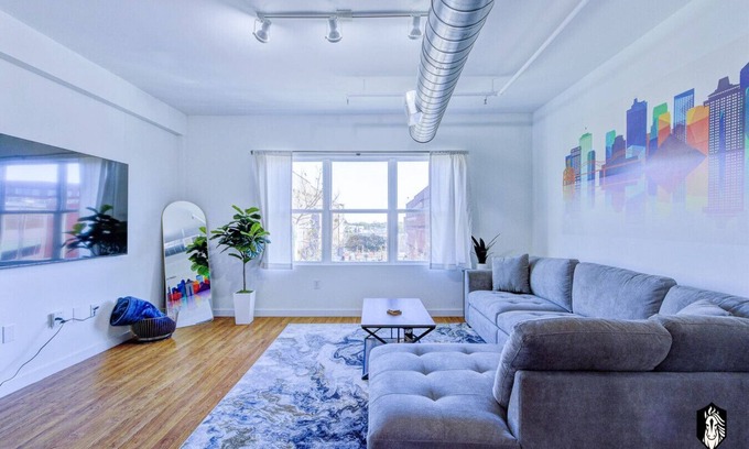 Downtown Memphis Apartment | Modern Spacious Loft in Downtown w/free parking