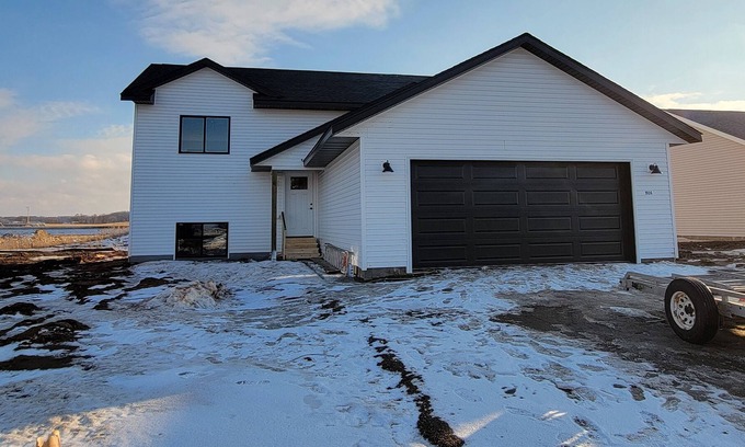 St. Charles House | Modern split