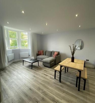 Abingdon Apartment | Modern Square Flat - En-Suites - Luxury - 6 Guests