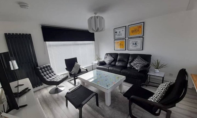 St. Andrews House | Modern St Andrews Golf 3 Bedroom House, Large Putting Green, Private Rear Garden