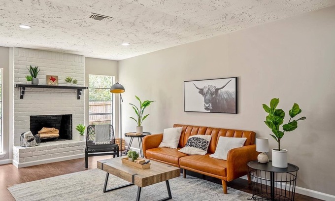 Panther Creek House | Modern Stay Centrally Located in The Woodlands