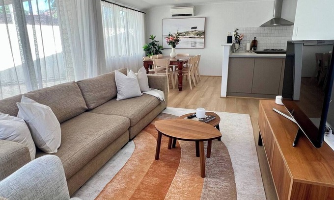 Armadale House | Modern Stay in Armadale