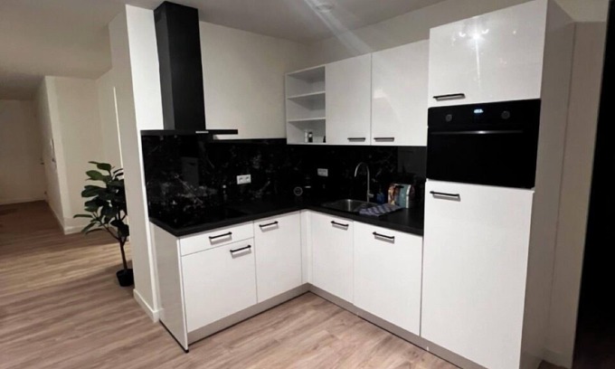 Goirle Apartment | Modern stay with parking, WiFi, and a full kitchen near Goirle’s shops and scenic trails.