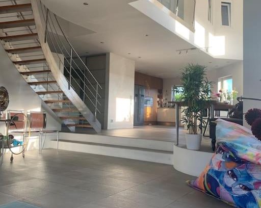 Vastra Frolunda Villa | Modern stor villa nära havet och 10 min till city