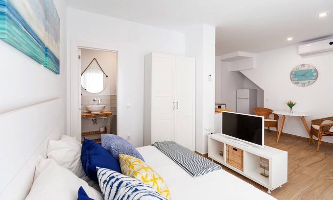 Barbate Apartment | Modern Studio Apartment "Luna" In City Centre Close to Beach with Air Conditioning