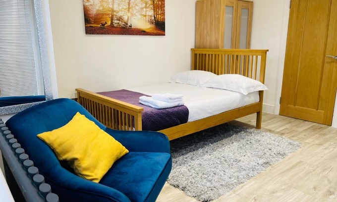 Kenilworth Apartment | MODERN STUDIO APARTMENT, PRIVATE- DRIVEWAY PARKiNG