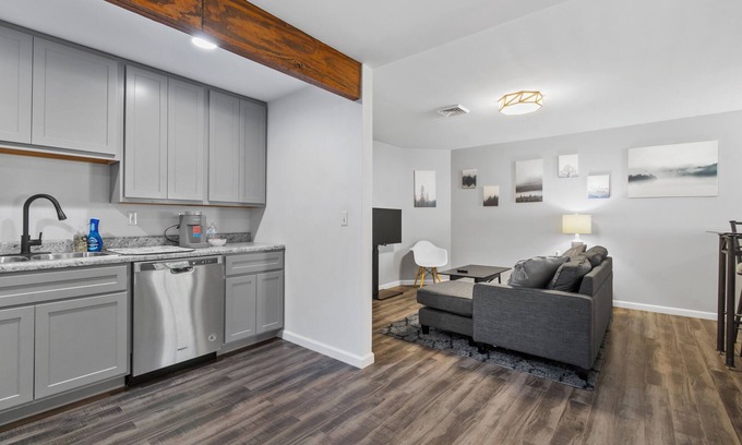 Festus Apartment | Modern Studio Apartment in the center of town, private parking & WIFI