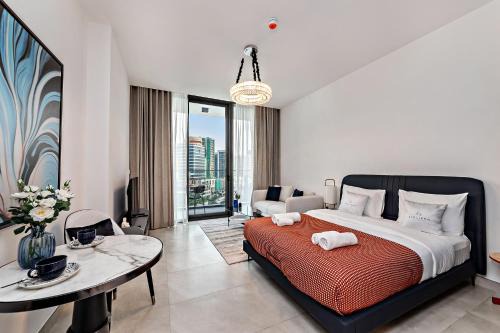 Business Bay Apartment | Modern Studio at Paragon with City View