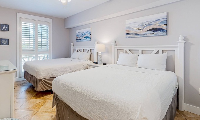 Baytowne Wharf Condo | Modern studio condo with pool, tennis, & golf