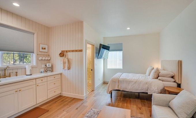 Sunriver Apartment | Modern Studio in Bend ~ 3 Mi to Sunriver Resort!