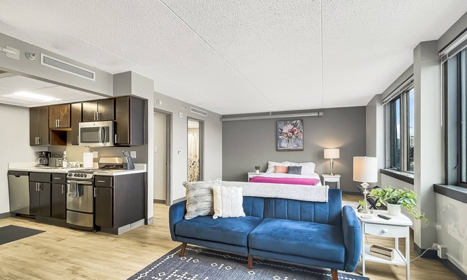 Downtown Des Moines Apartment | Modern Studio - walk to Wells Fargo Arena