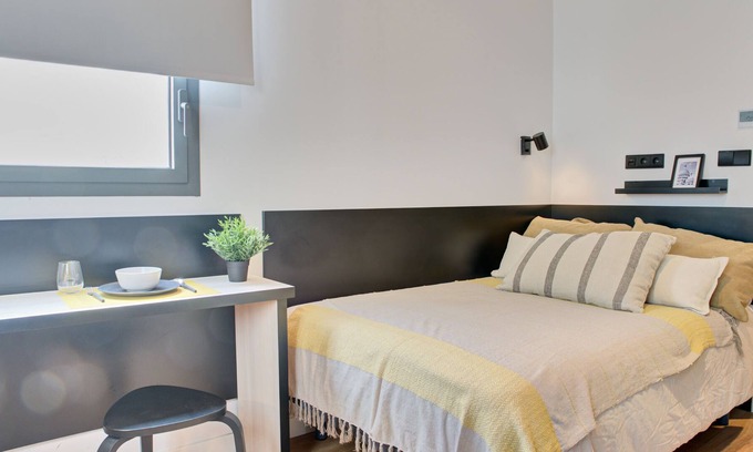 Milagrosa Apartment | Modern Studio with High-Speed Wi-Fi in Pamplona