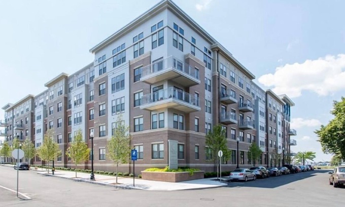 Central-Maverick Square - Paris Street Apartment | Modern Studio | Work Desk + WiFi | Minutes from Logan International | GLS