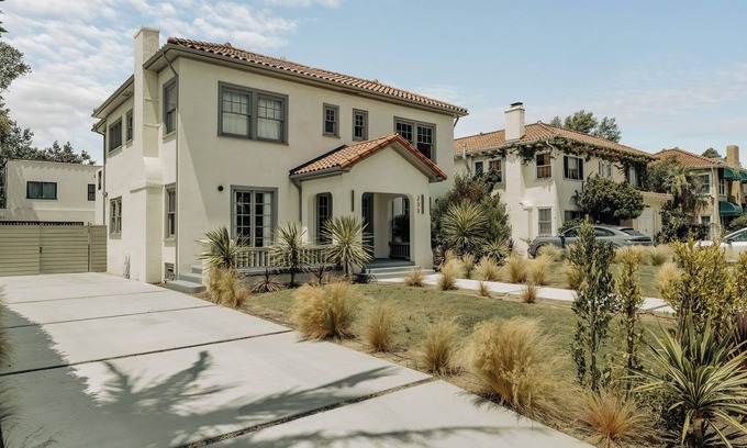 Windsor Square House | Modern Stunning Main & Guest house in Hancock Park