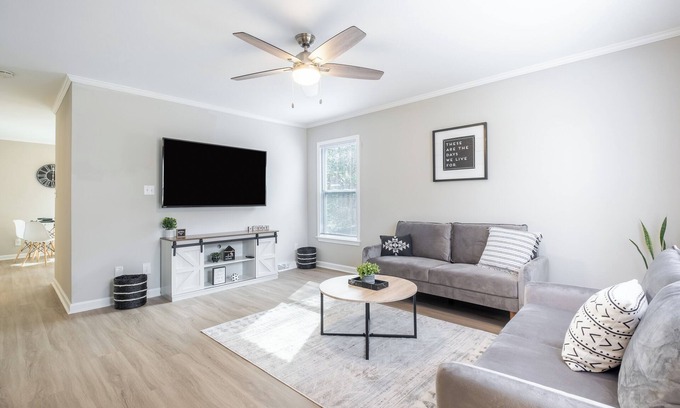 Cotswold House | Modern Stunning Southpark/Cotswold Townhome