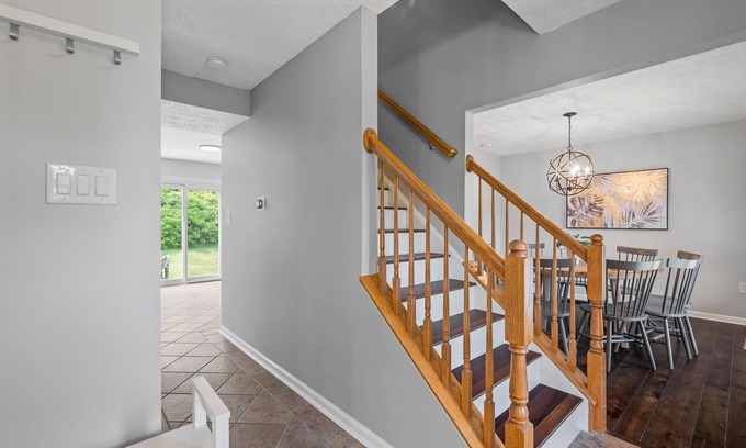 Cranberry Township House | Modern & Stylish 5 Bdr Home in Cranberry/Pittsburg