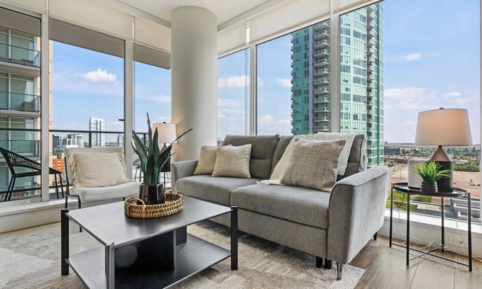 Victoria Park Apartment | Modern Suite Calgary Downtown 5 min walk Stampede