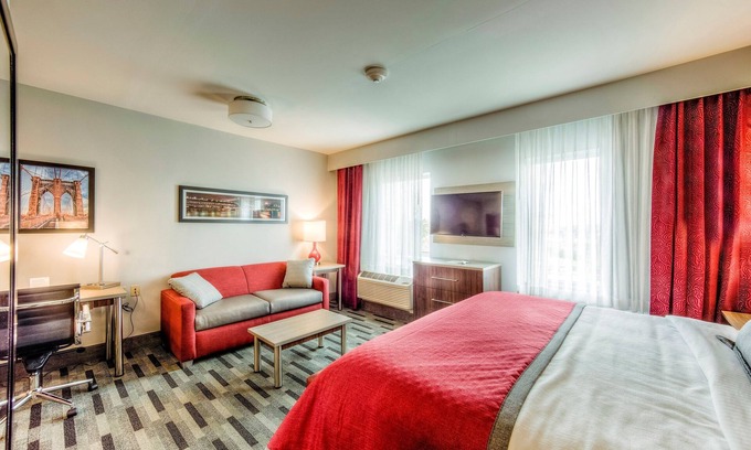 Columbus Apartment | Modern Suite Only 1 Mile from The Ohio State University | Business Center + Heated Indoor Pool