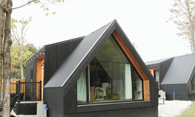 Milroy Cabin | Modern Tiny Home 30 w/Hot Tub!