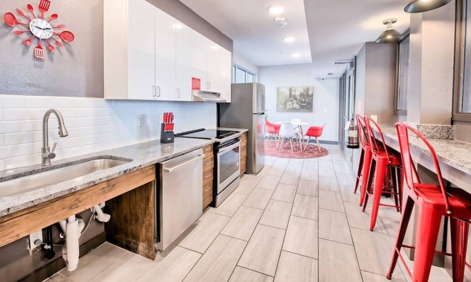 Old North Columbus House | ⭐Modern Tiny Studio 🌃 Laundry Room⏺️Parking🚗Fitness Gym💪| Extended Stay Ready
