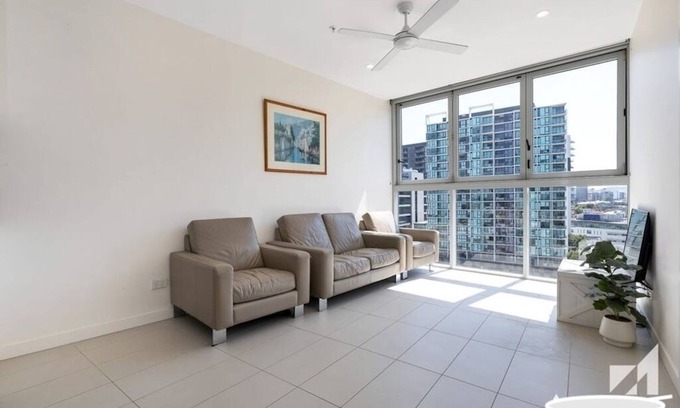 Newstead Apartment | Modern top floor, entire unit with parking, pool & gym
