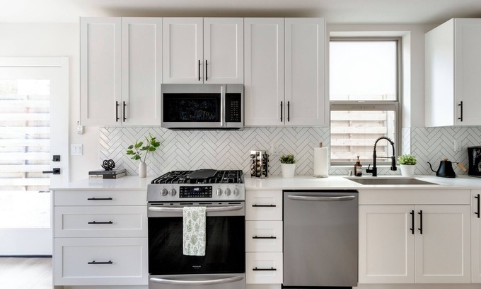 Minor House | Modern Townhouse w/Private Parking & Rooftop Patio-