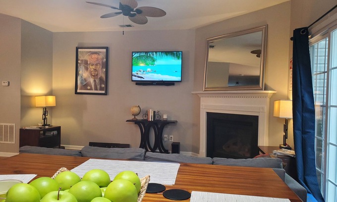 Atlanta House | Modern Townhouse w/Wi-Fi + Indoor Fireplace