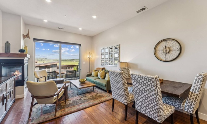 Kimball Junction House | Modern Townhouse with HotTub & Garage!