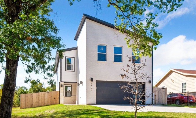 Cedar Crest House | Modern Tropical 5 BR/8 BEDS Home in Heart of Dallas